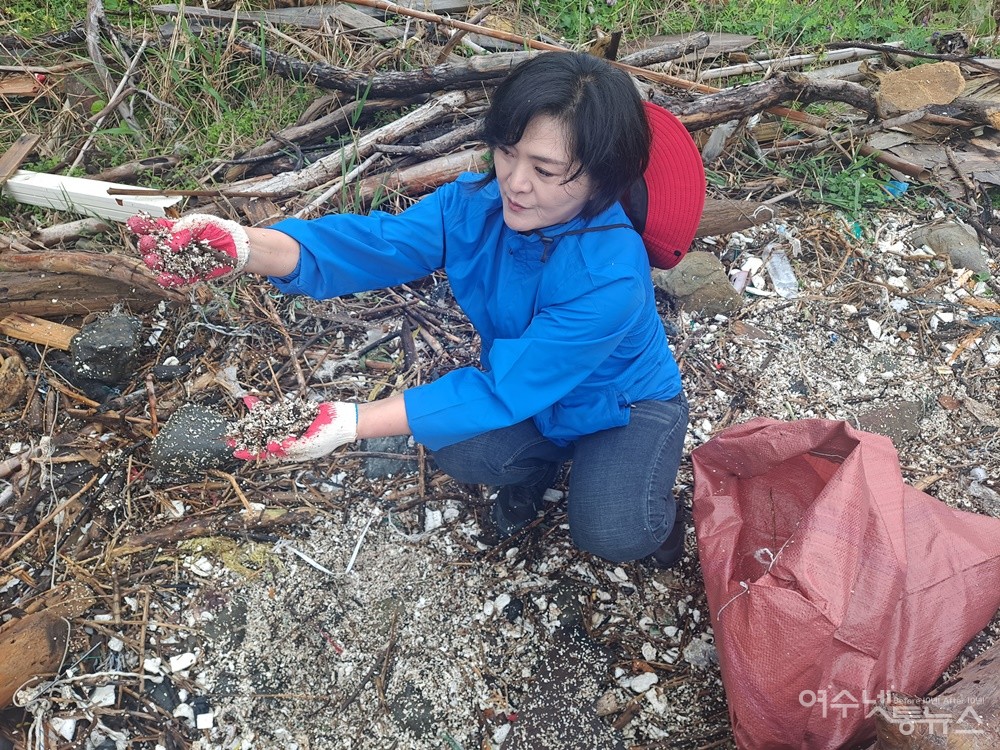▲박성미 시의원이 폐스티로폼 가루를 보여주며 그 심각성에 관해 이야기하고 있다. ⓒ조찬현