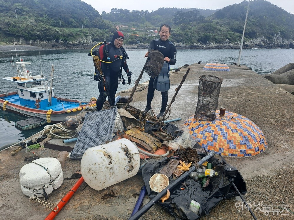 ▲해양환경인명구조단 여수구조대 다이버들이 바닷속에서 건져 올린 해양쓰레기다.  ⓒ조찬현