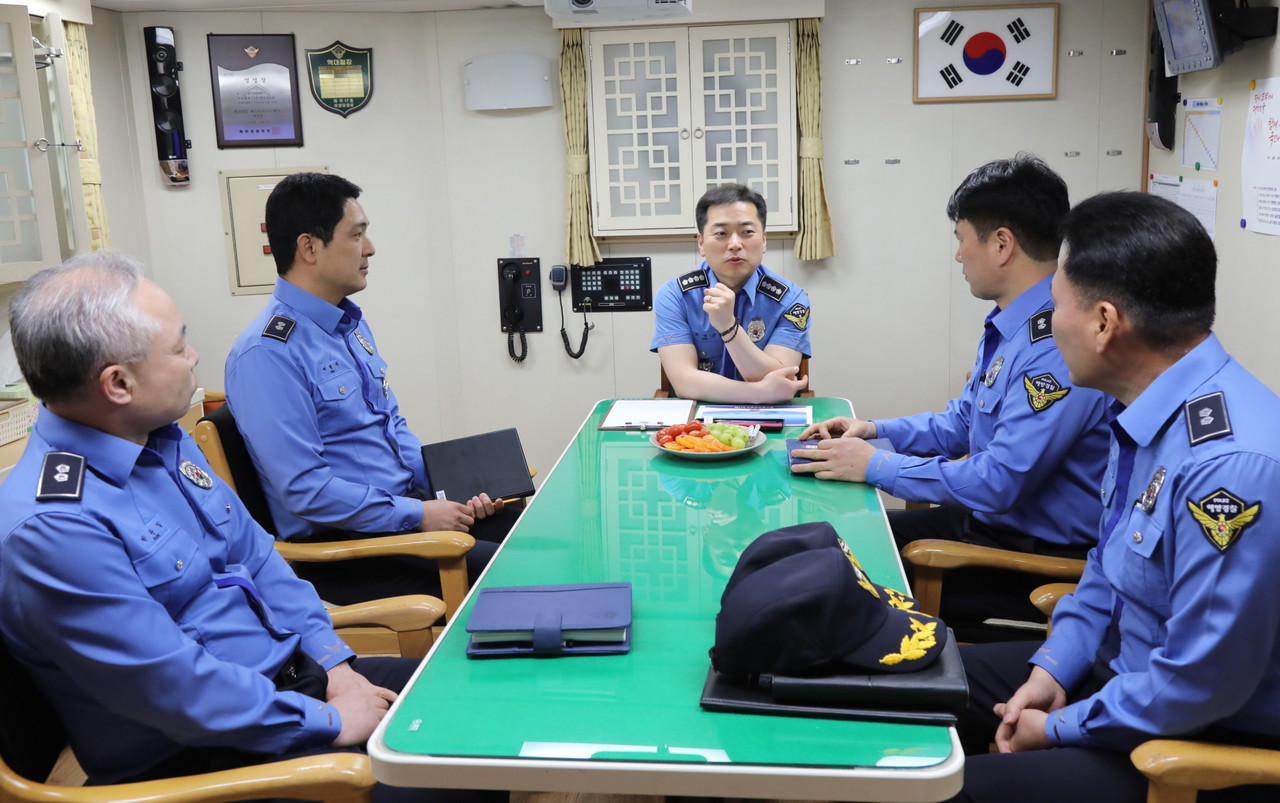 ▲구조대 사무실을 방문한 최경근 해경서장