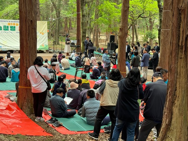 ▲ 제10회 숲속힐링음악회를 즐기는 이용인과 시민들