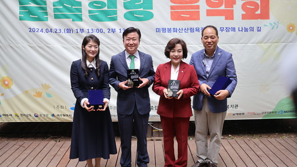 ▲ 정기명 여수시장과 진명숙 여수시시의원에게 감사패를 전달