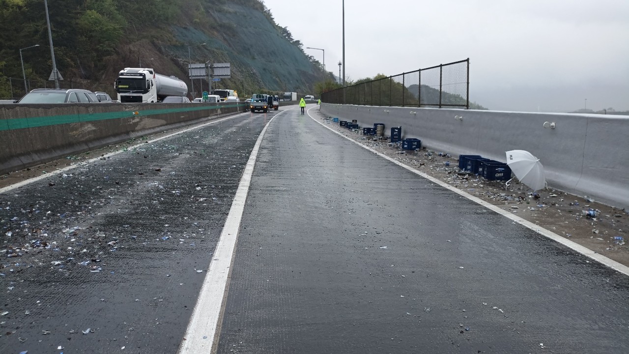 ▲ 그루빙(도로에 홈) 및 미끄럼방지포장 개선