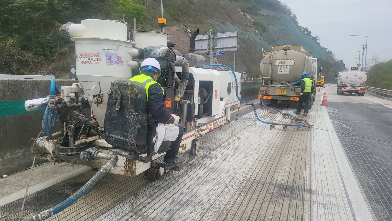 그루빙(도로에 홈) 및 미끄럼방지포장 개선