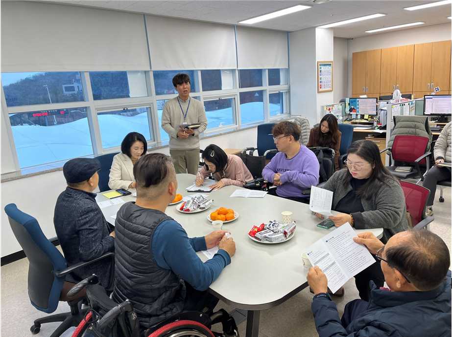 ▲ 김유화 여수시도시관리공단 이사장과 장애인국민체육센터 이용객이 간담회를 진행하고 있다. 