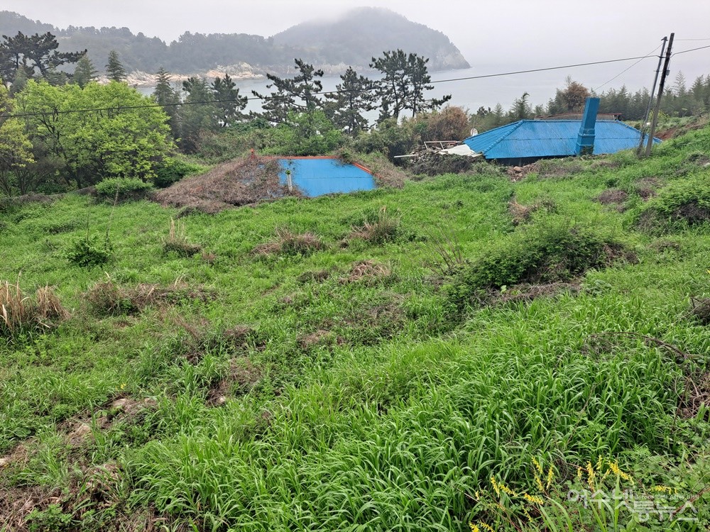 ▲해안가 집들은 지붕만 빼곡히 드러낸 채 납작 엎드려있다.  ⓒ조찬현