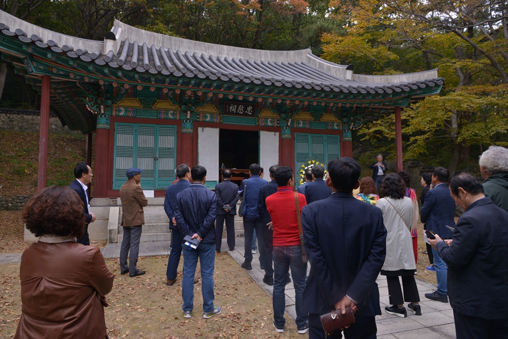 ▲ 충민사 참배하는 관람객들