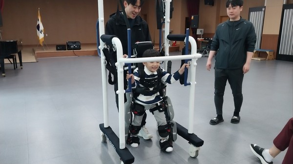 ▲ 아동 이용인 웨어러블 재활로봇을 착용하여 보행훈련