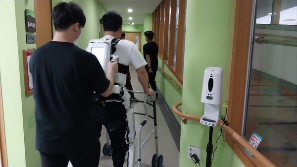 ▲ 복지관 1층 복도와 경사로를 활용하여 보행 훈련