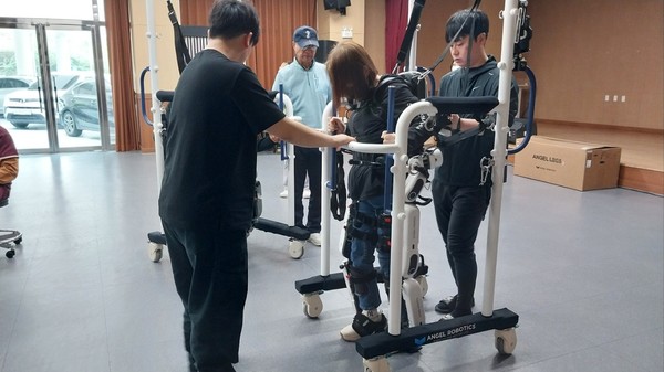 ▲ 성인 이용인  체중을 균형있게 지지하며 보행훈련