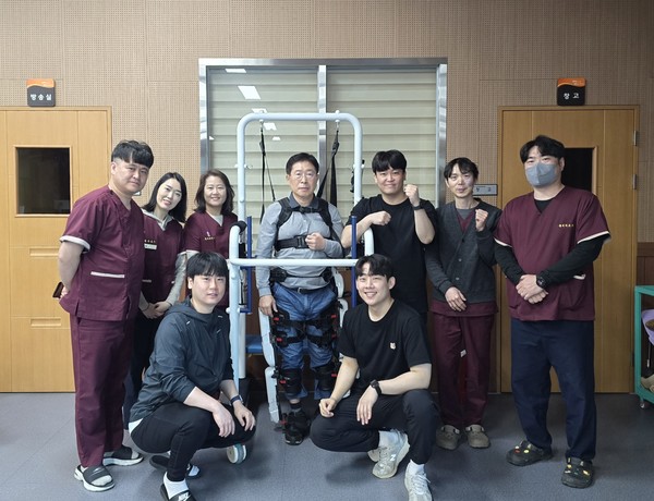 ▲ 이용인과 엔젤로보틱스,  여수시장애인복지관 기능향상지원팀 