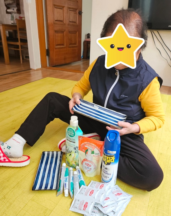 ▲ 보문복지회 ‘희망을 나누는 사람들’이 기탁한 생필품을 전달받은 어르신