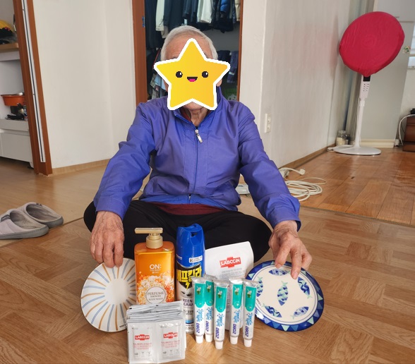 ▲ 보문복지회 ‘희망을 나누는 사람들’이 기탁한 생필품을 전달받은 어르신