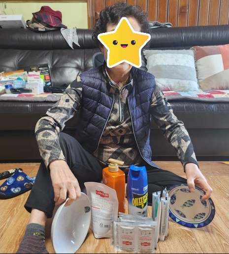 ▲ 보문복지회 ‘희망을 나누는 사람들’이 기탁한 생필품을 전달받은 어르신