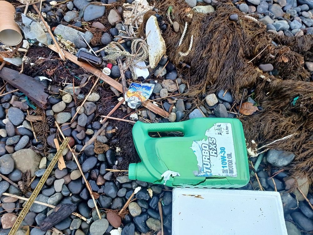 ▲ 선박엔진 오일통 바다오염의 주범