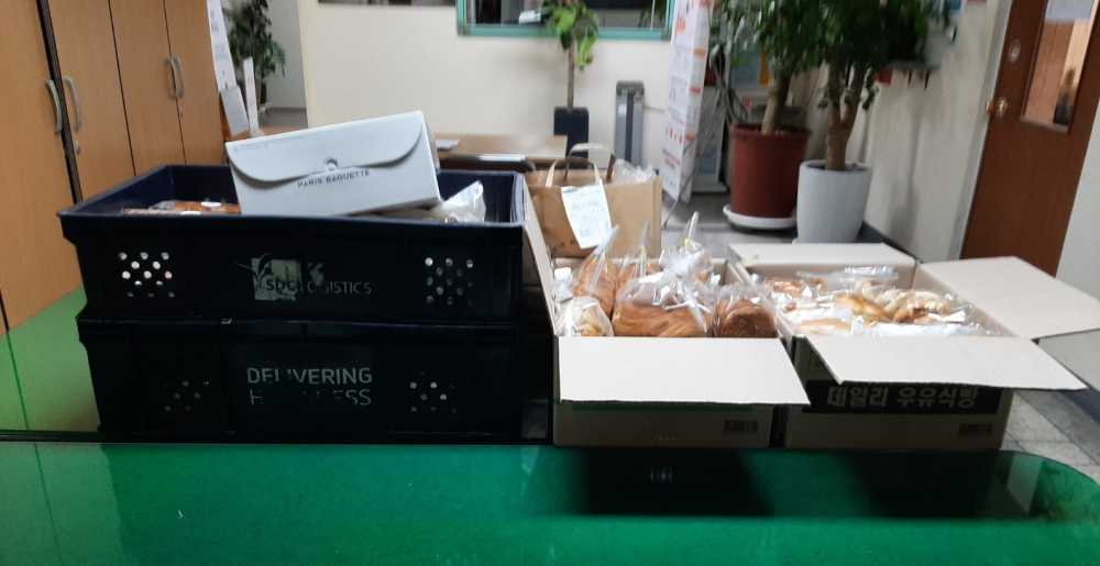 ▲ 복지관에 전달된 제빵류 