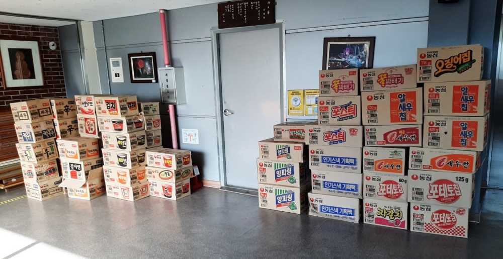 ▲  복지관에 전달된 라면류 