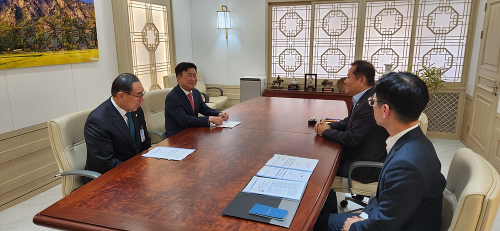 ▲ (안쪽) 정기명 여수시장, 이상민 행정안전부 장관, (바깥쪽) 김영규 여수시의회 의장, 김민재 차관보