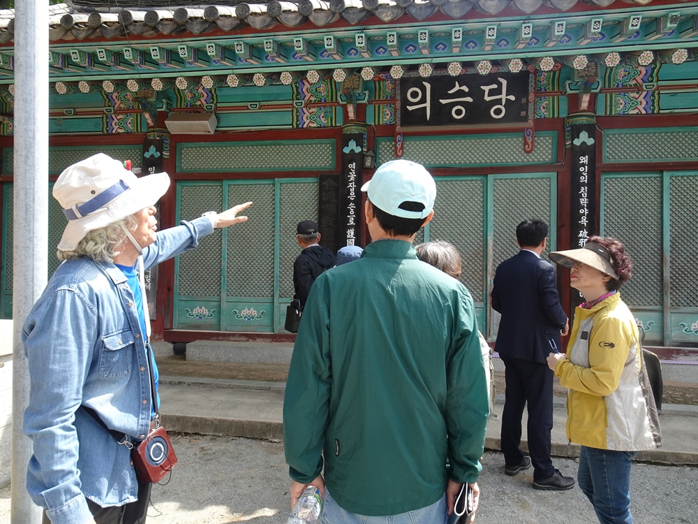 ▲ 석천사 의승당을 방문한 참배길 걷기 참석자