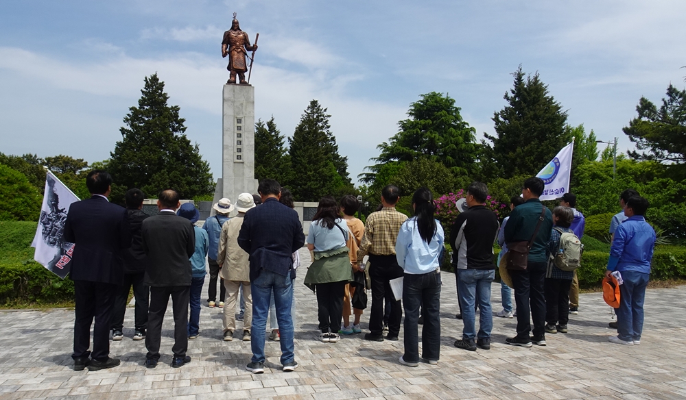 ▲ 여수 자산공원 이순신동상에 도착했다.
