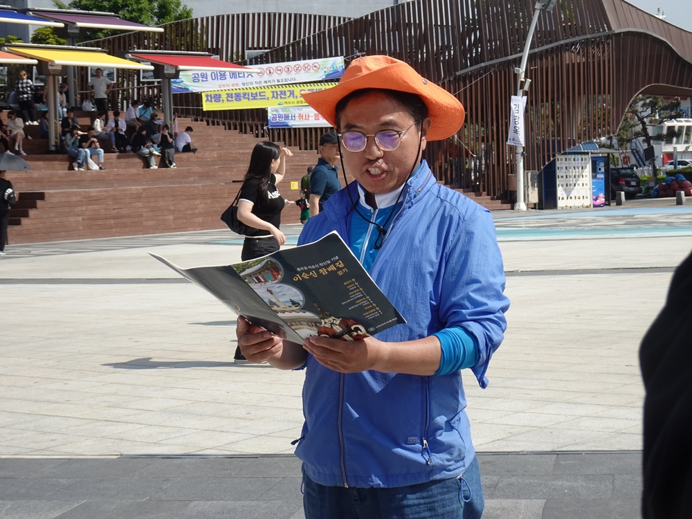 ▲ 이순신학교 2기 총무를 맡았던 기문종 씨가 ‘거북선찬가’를 낭독하고 있다.