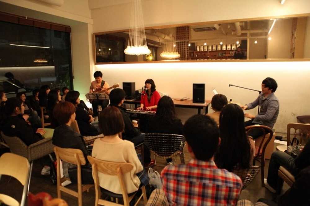 ▲청년예술인들이 흥국상가 내 상가에서 소규모 공연을 하고 있다.