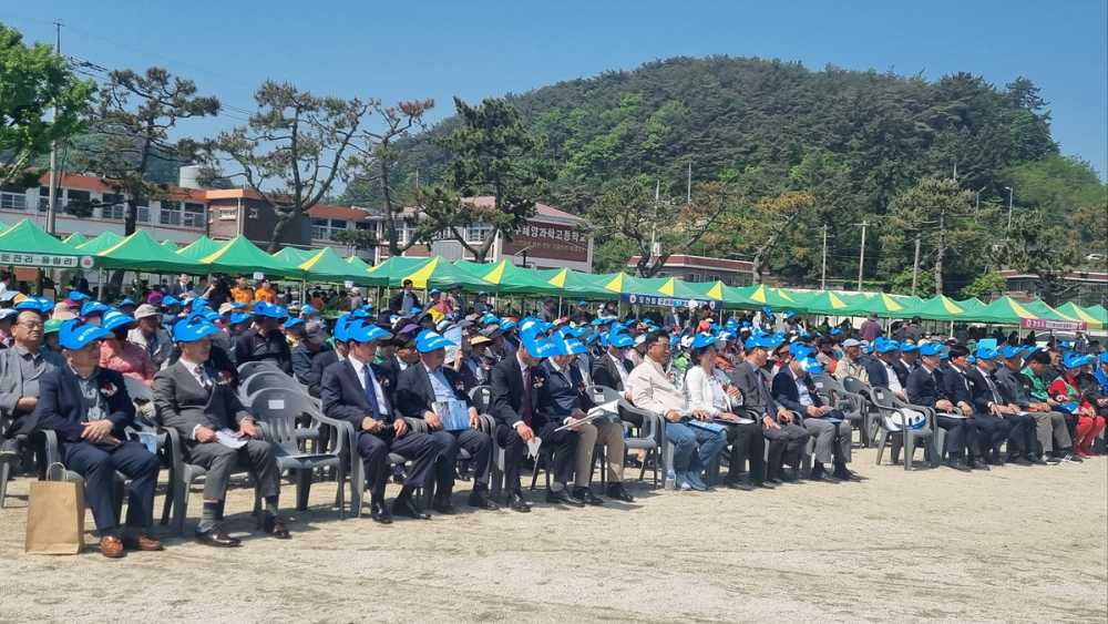 ▲ 지난 27일 돌산중학교 운동장에서 열린 ‘돌산읍민의 날 및 제11회 읍민 한마음 체육대회’ 개회식 