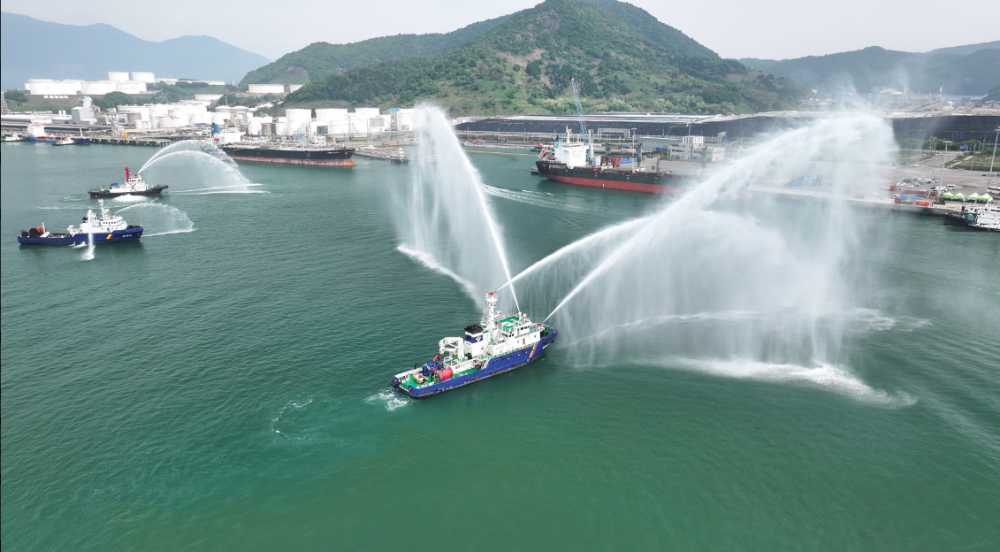 ▲ 위험 유해물질을 제독작업 중인 해양경찰