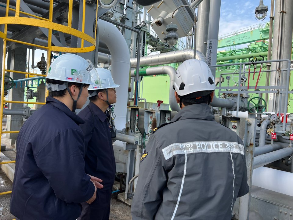 ▲ 해양시설을 점검하는 여수해경