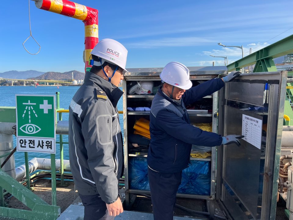 ▲ 해양시설을 점검하는 여수해경