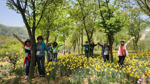 ▲ 자원봉사자 나들이 첫번째 이벤트 조별 예쁜 사진 찍어 주세요. 수선화가 한창인 생태공원 (자료사진)