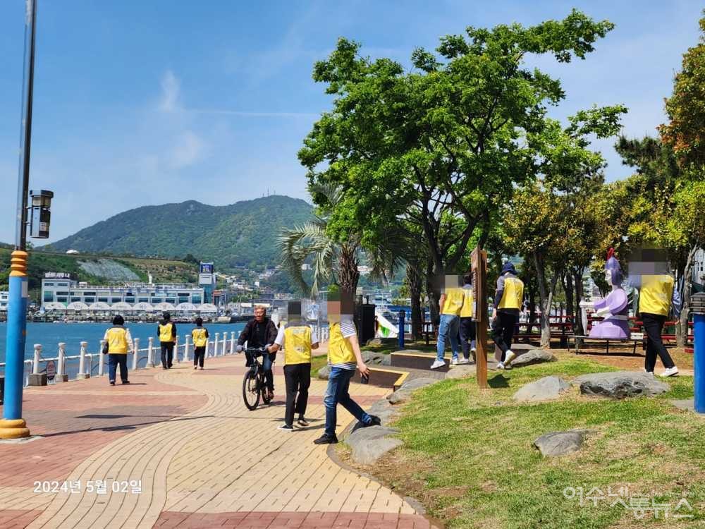 ▲ 여수시 공무원을 비롯해 전남경찰청, 여수경찰서, 여수해양경찰, 여수소방서 관계자 300여명이 현장을 지도하고 있다 ⓒ심명남