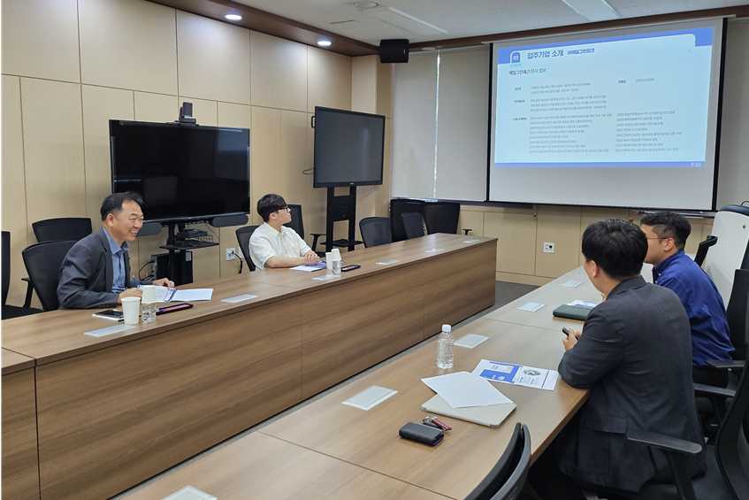 ▲ 광주전남지방중소벤처기업청 전남동부사무소의 조부식 소장이 전라남도 1인 창조기업 지원센터를 방문했다.