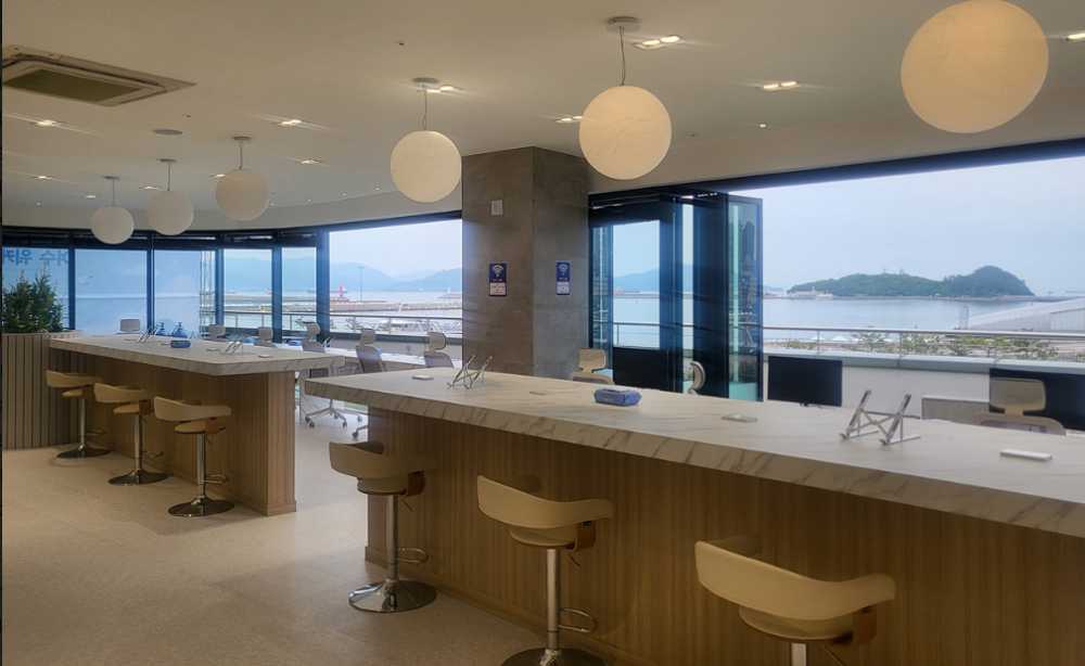 ▲ 여수의 바다를 한눈에 조망하며 원격근무할 수 있는 ‘전라남도 블루워케이션 센터’
