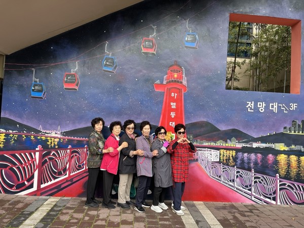 ▲ 전망대 앞에서 기념사진을 찍고 있다