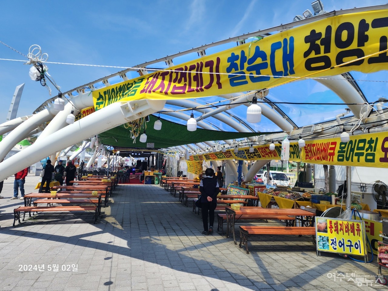 ▲ 여수시 최대축제인 제58회 여수거북선축제을 앞두고 21군데의 불법야시장이 철거하지 않고 영업중인 모습 ⓒ심명남