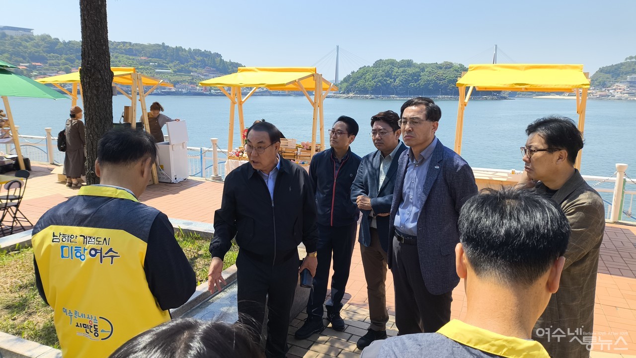 ▲ 불법 야시장 현장을 방문한 여수시의회 김영규 의장 모습 ⓒ고병채 제공