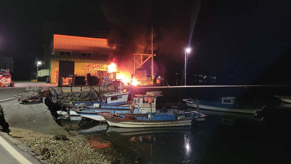 ▲ 화재가 발생한 돌산 수산업 가공건물