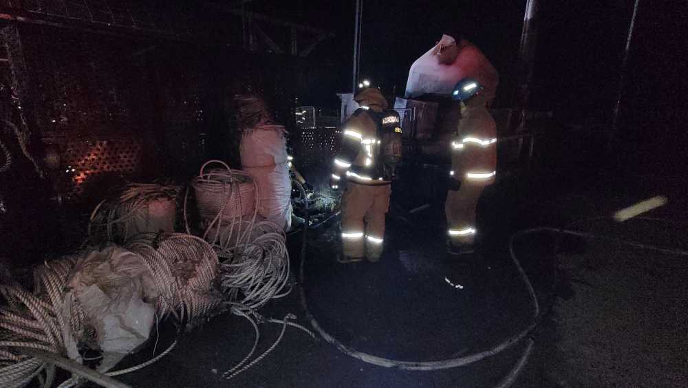 ▲ 화재를 진압하는 소방관