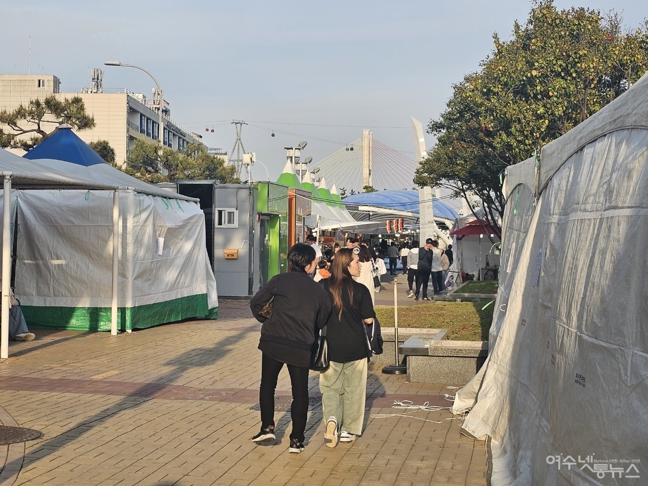 ▲ 종포해양공원에 여수시가 묵인한 불법 야시장 21군데가 영업중인 모습 ⓒ안희진 제공