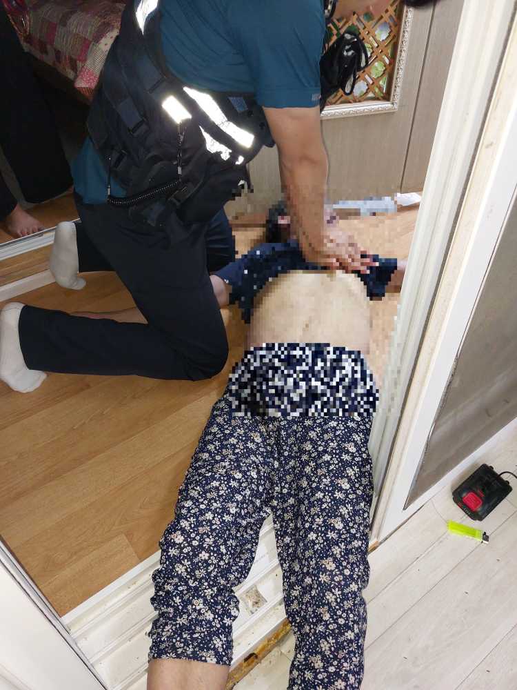 ▲ 경찰관이 심폐소생술을 하고 있다.