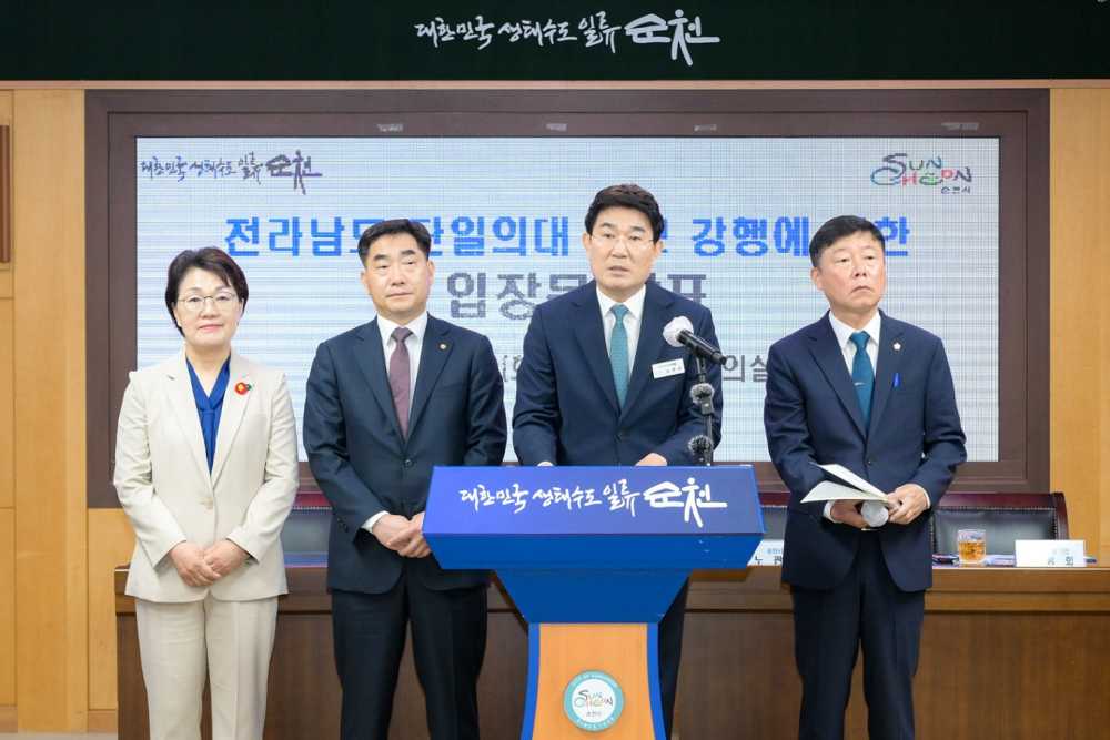 ▲ 권향엽 국회의원 당선인, 이병운 국립순천대학교총장, 노관규 순천시장, 정병회 순천시의장