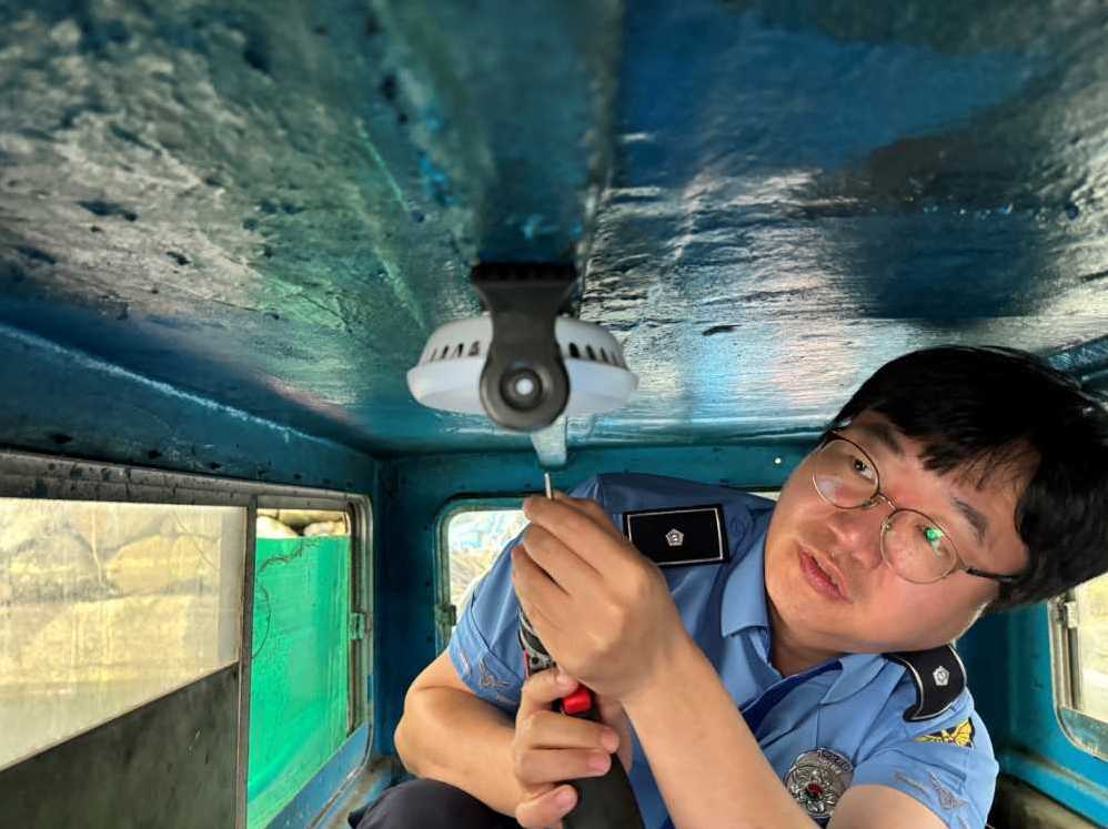 ▲ 해양경찰관이 소형어선 기관실에 상호연동형 화재감지기를 설치하고 있다.