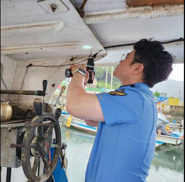 ▲ 어선에 상호연동형 화재감지기를 설치하고 있다.