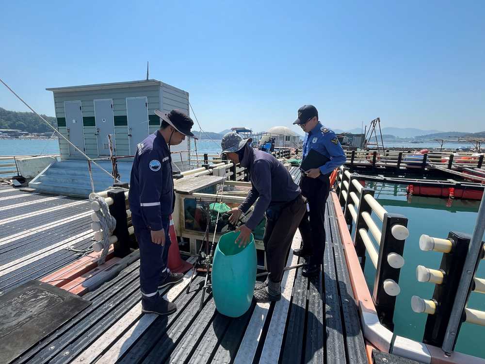 ▲ 여수시가 해경, 해양교통안전공단, 수협안전조업국 등 4개 기관과 유어장 안전점검을 실시하고 있다.   