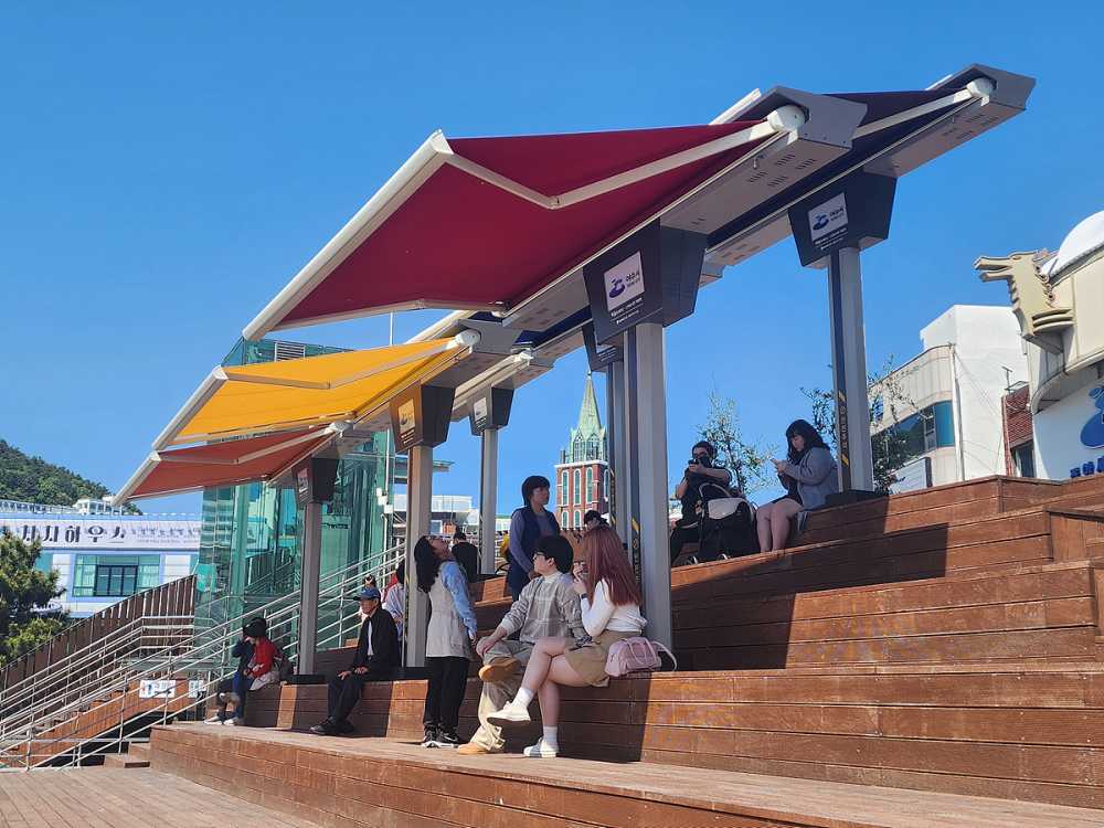 ▲ 이순신광장 야외무대에 설치된 스마트 그늘막·쉼터