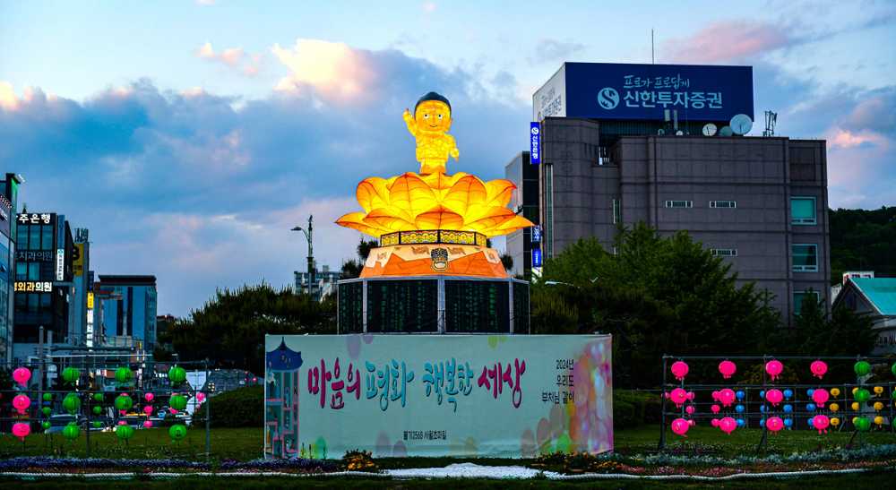 ▲ 시청 로터리에 설치된 ‘부처님 오신 날’ 연등