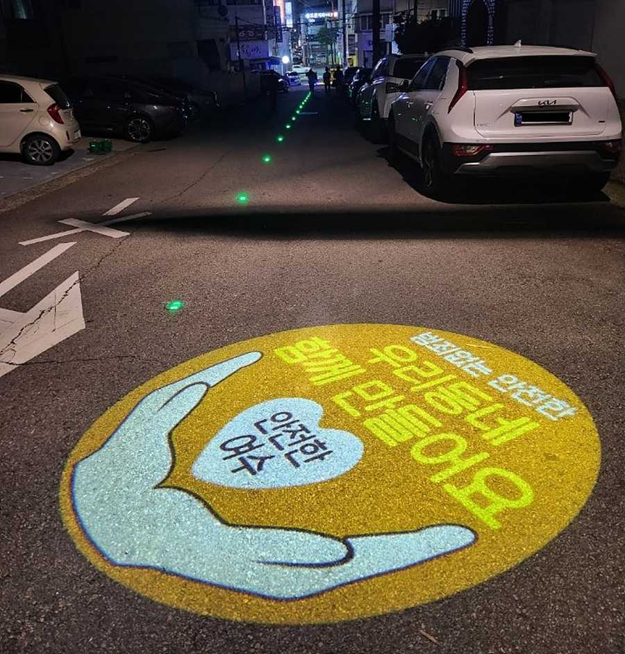 ▲ 학동에 설치된 로고젝터와 솔라표지병   