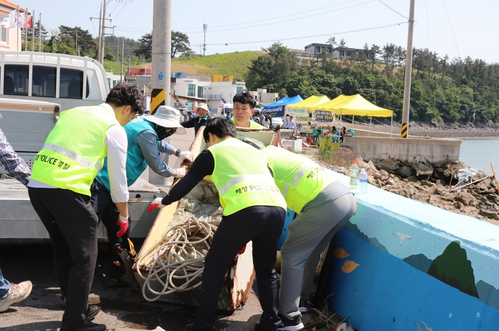 ▲ 민관 합동 봉사단이 가정 내 자리만 차지하던 폐가전을 수거하고 있다