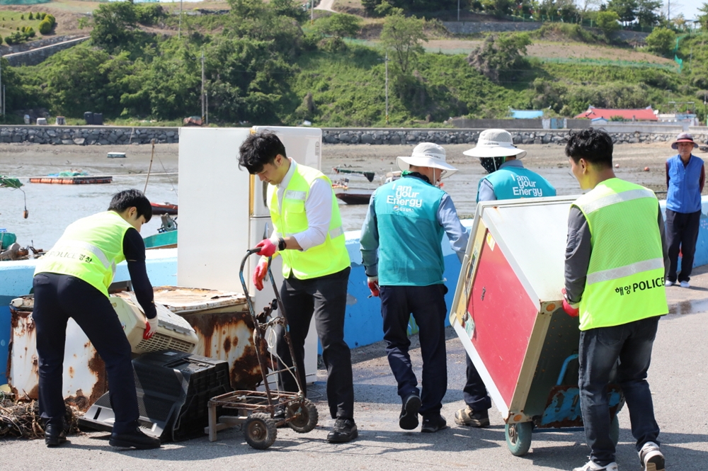 ▲ 민관 합동 봉사단이 가정내 자리만 차지하던 폐가전을 수거하고 있다.