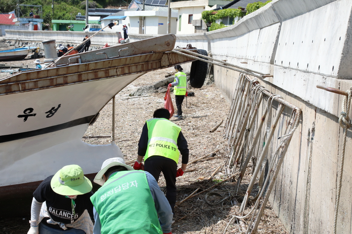 ▲ 민관 합동 봉사단이 마을 해안가 정화활동을 하고 있다.